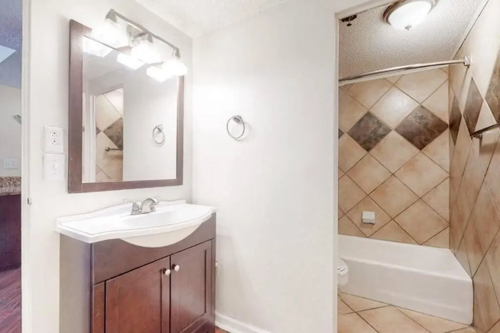 Traveling Professionals. Garage Parking. Downtown. Apartment Nashville